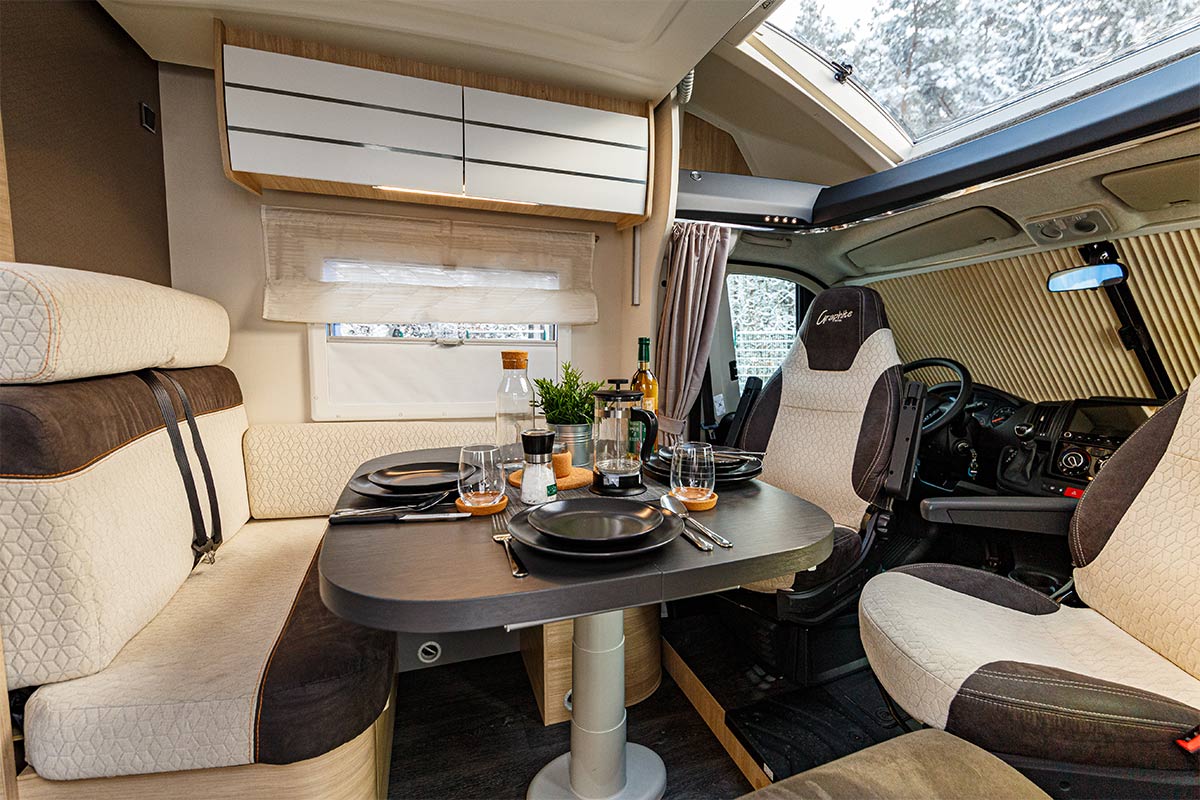 Reisemobil Challenger 287 teilintegriert Sitzbereich mit Panoramafenster